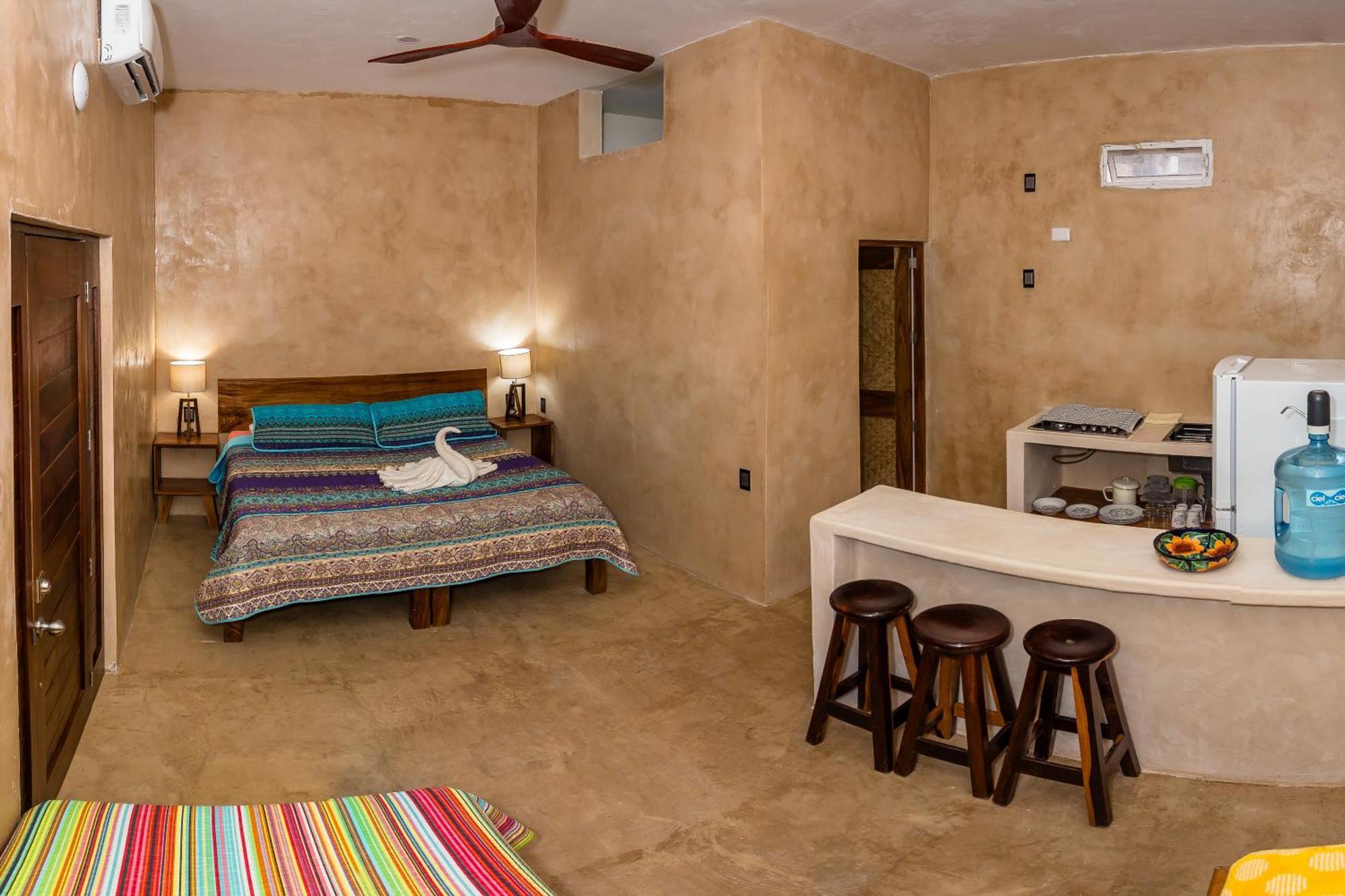 Habitación con cama extragrande y vistas al jardín
