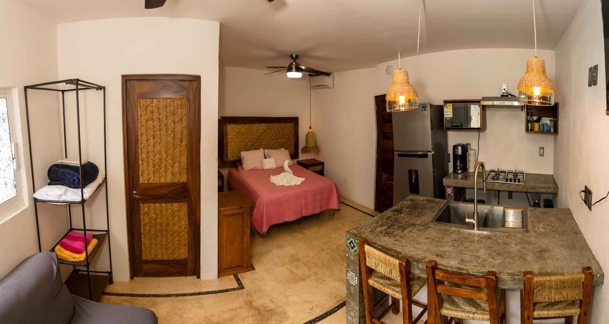 Habitación con cama grande y vistas al jardín